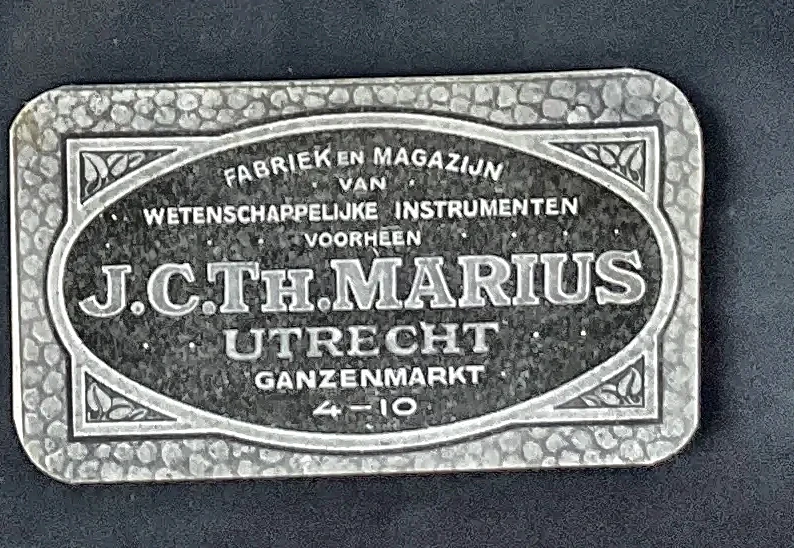 Sluitzegel J.C.Th. Marius – Wetenschappelijke Instrumenten Utrecht