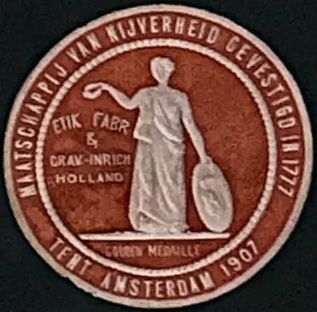 Sluitzegel Etik. Fabr. & Grav-Inrich Holland – Gouden Medaille Amsterdam 1907
