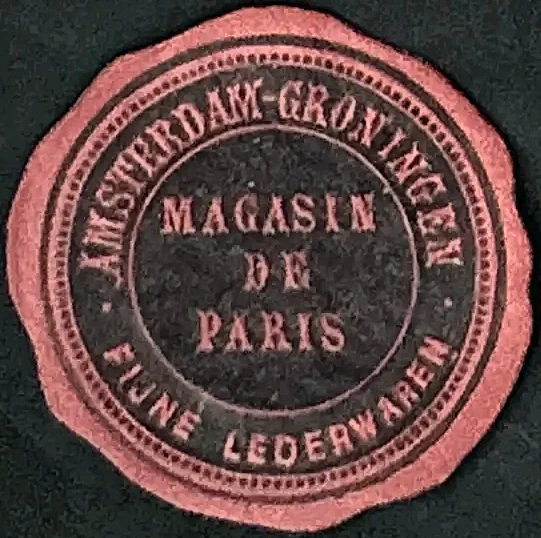 Sluitzegel Magasin de Paris – Fijne Lederwaren Amsterdam-Groningen