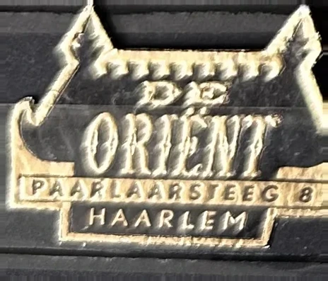Sluitzegel De Oriënt – Paarlaarsteeg 8, Haarlem