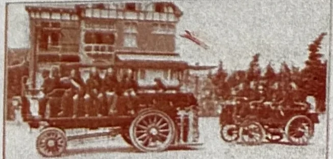 Vroege omnibus met passagiers voor hotel