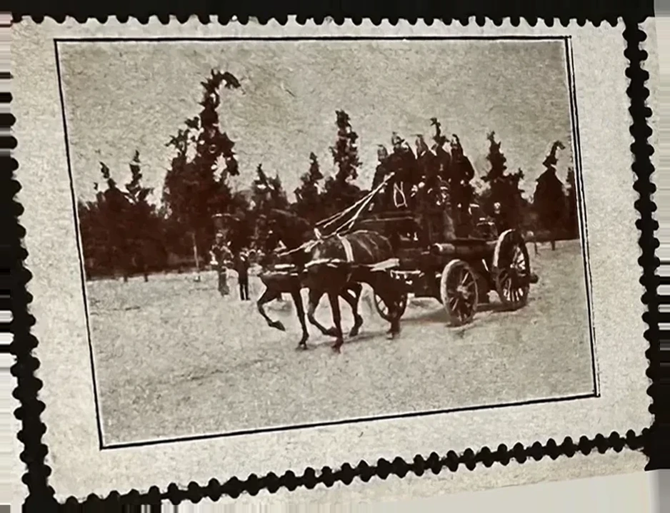 Paardengetrokken wagen met bemanning