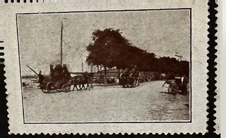 Historische straatscène met paard-en-wagens aan kade