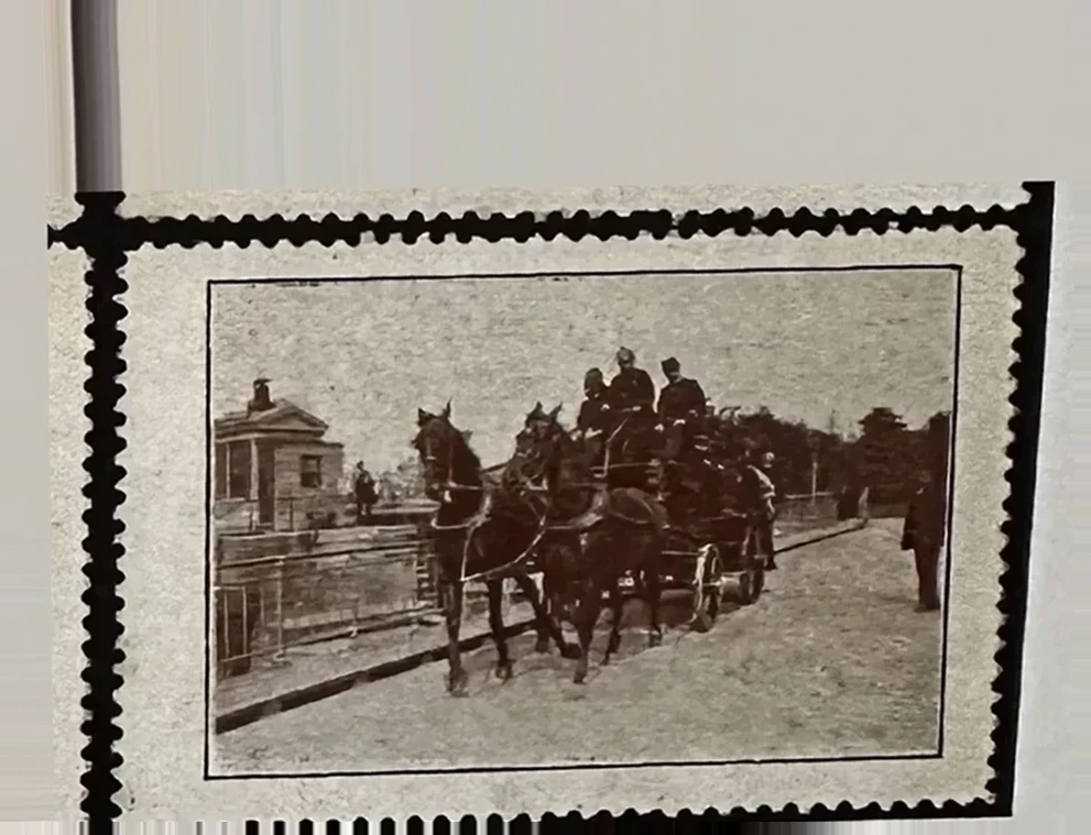 Paard-en-wagen op brug of straat