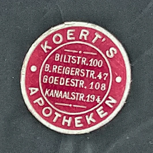 Koert's Apotheken – sluitzegel met vier vestigingsadressen