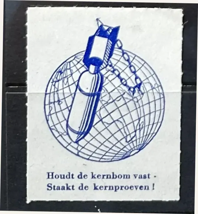 Anti-kernwapen sluitzegel: 'Houdt de kernbom vast - Staakt de kernproeven!'